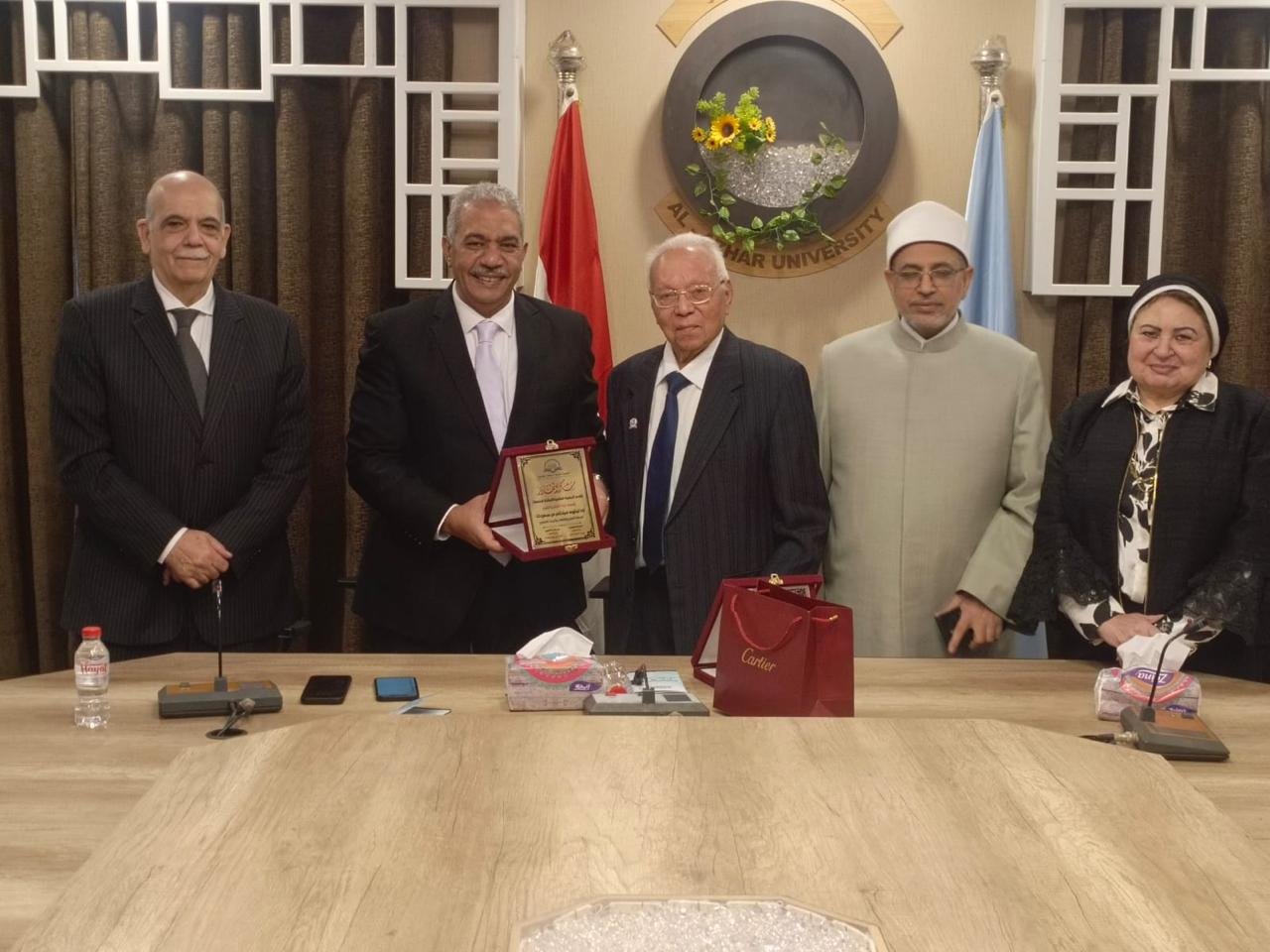 نائب رئيس جامعة الازهر للدراسات العليا والبحوث يتسلم درع الجمعية